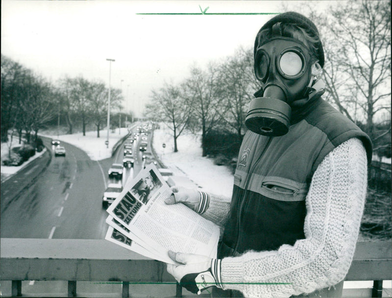 1983 ASCHUTZ LIONEN TRAN WOMAN FRANKFURT WANTED MAKE HER ACTION FILM - Vintage Photograph