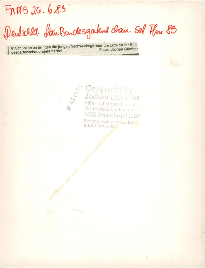 1989 BUN DESGARTENSHOW PROJECT WHEELBARROWS GARDENER FILM - Vintage Photograph
