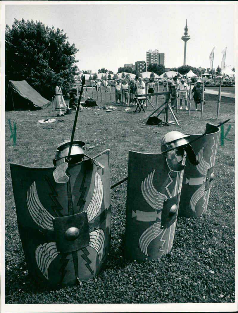 1989 RTEN DISRO BUGA TIFON BUJAN JOCHEN GUNIKER FILM PHOTO PRODUCTS - Vintage Photograph