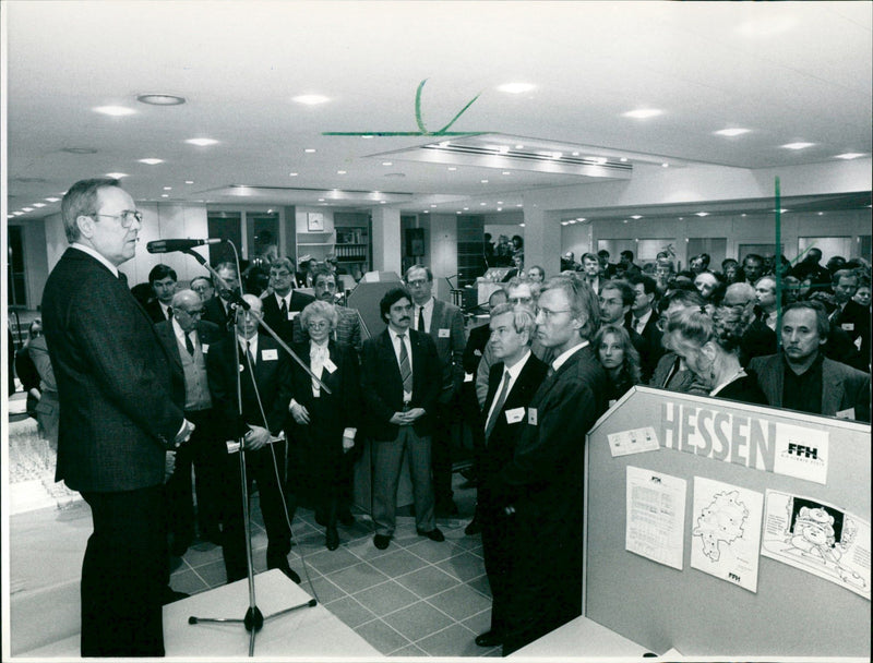 TUUK SENDER HITS VERANSL MAREN RENDERS HACKBART DIANA HARTMA SABINE RIE FILM - Vintage Photograph