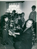 1989 TUUK SENDER HITS VERANSL MAREN RENDERS HACKBART DIANA HARTMA SABINE RIE FILM - Vintage Photograph