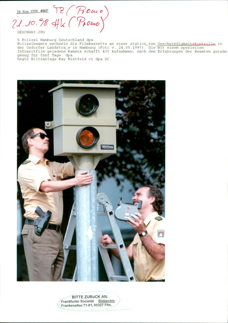 1998 POLIZEI HAMBURG GERMANY POLICE OFFICERS CHANGE FILM CASS HAMBURY - Vintage Photograph