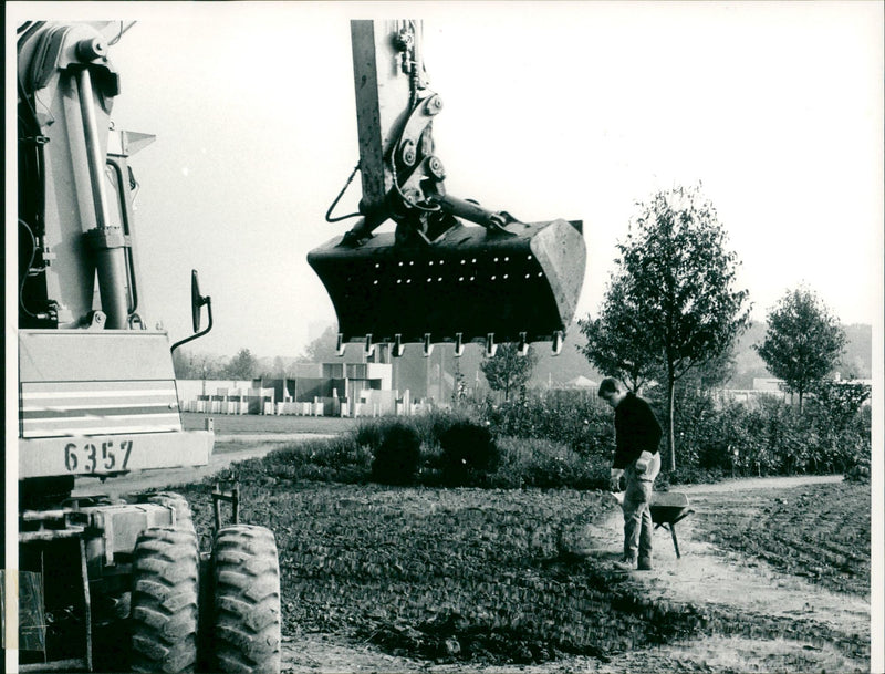 1989 BUGA BUILD BUGS FRIDAY TOM KOENIGS EXPLAIN HIS CONCEPT FILM - Vintage Photograph