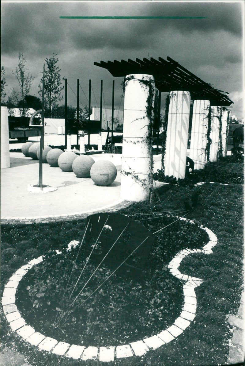 1989 SCULPTURES OFFER WELCOME CHANGE TURBULENT TRAFFIC FLOWS NOT ONLY FILM - Vintage Photograph