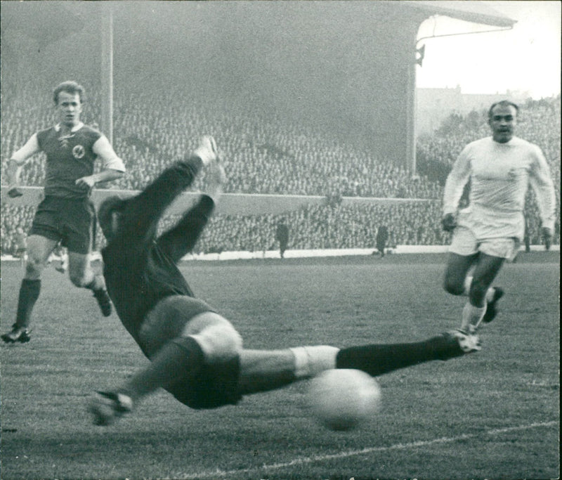1960 EINTRACHT TRICKERS OFF REAL MADRID IMAGES EINST - Vintage Photograph