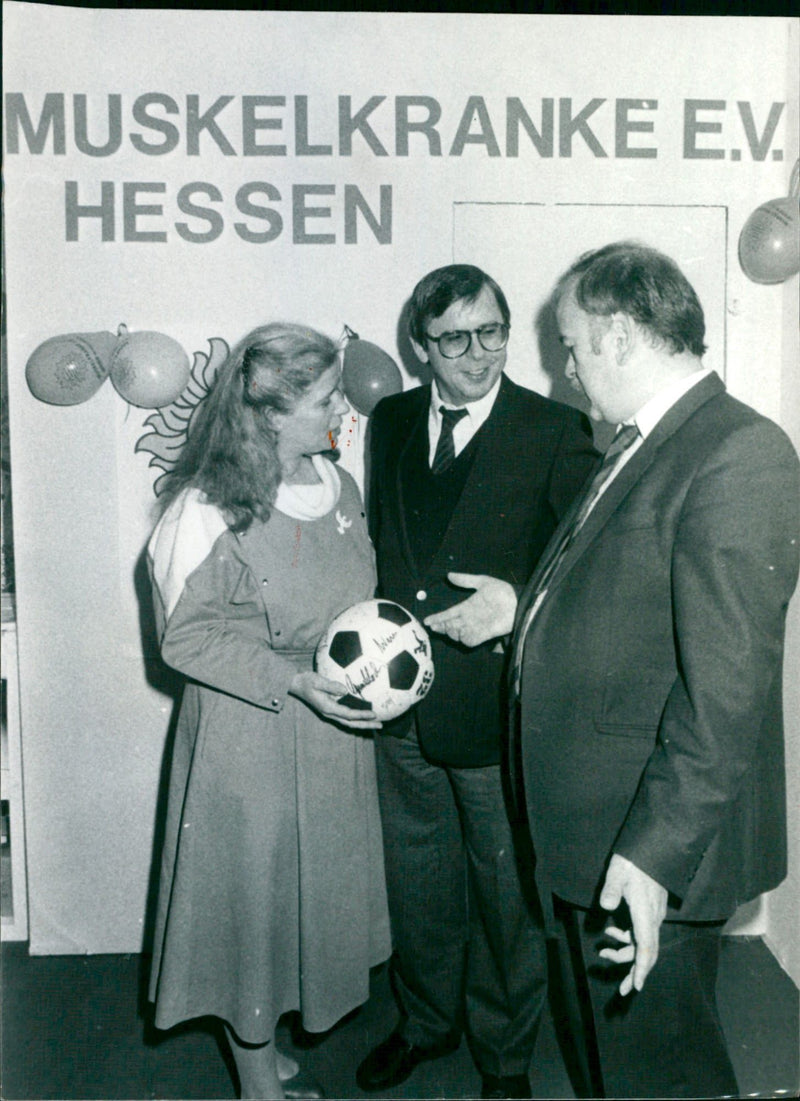 EVERYTHING FRANCE CHIEDENES REGINA KLOSE RECEIVED FUBALL SIGNATURES - Vintage Photograph