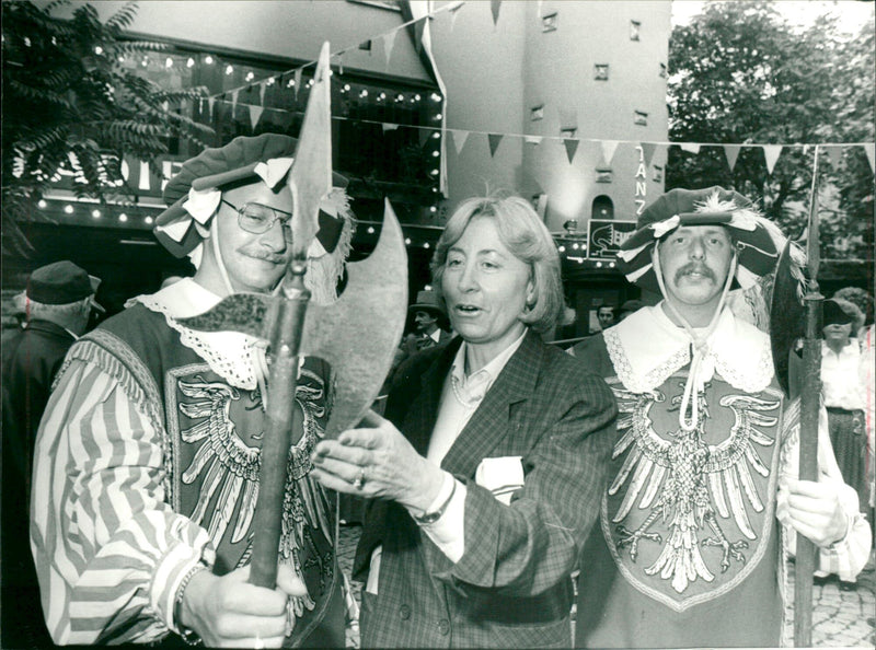 1990 Wolfram Bruck: with woman and family - Vintage Photograph