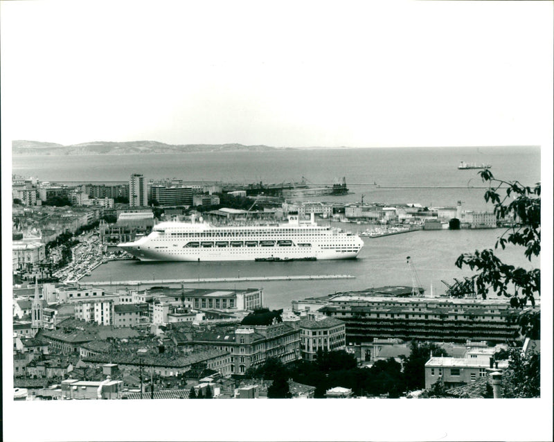 CROWN PRINCESS FINCANTIERI RENZO PIANO GILL HAYNES PARIS SHIP IMAGE LINER - Vintage Photograph