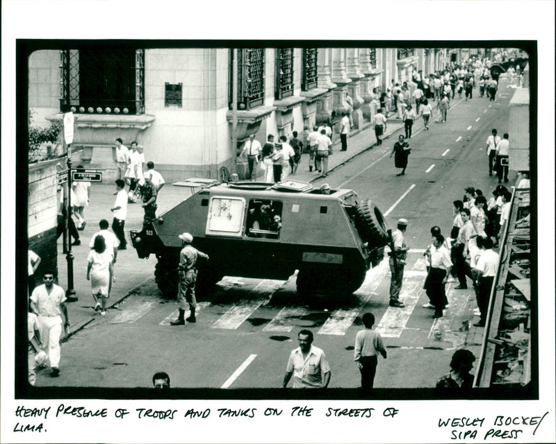 PRESENCE OF TROOPS AND TANKS ON THE STREETS OF WESLEY E SIPA PR PERU - Vintage Photograph