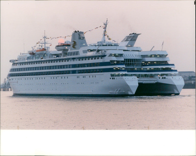 1992 KIRI KANAWA SINGER SHIP VISIT OPERA PRESS - Vintage Photograph