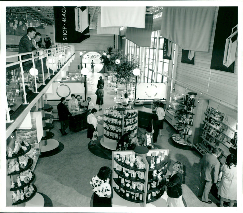 KAREN MARTIN HYTHE KENT FRENCH BRITISH ENGLAND STYLE MODEL - Vintage Photograph
