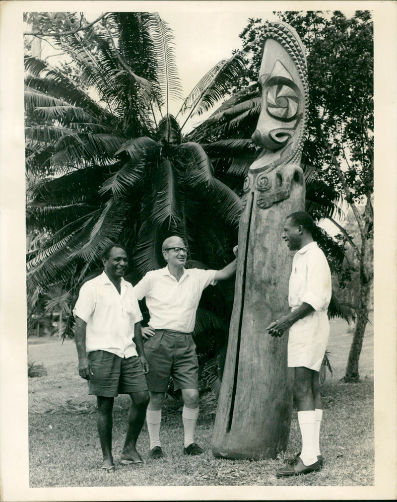 Slit Gong - Gift To The Queen - Vintage Photograph
