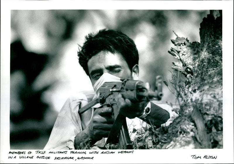 JKLF MILITANTS TRAIMNS WI74 EUSSIAN Women's MTSIDE SRINAGAR , KASHMIR versidad - Vintage Photograph
