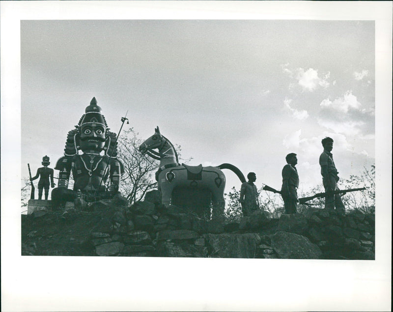 KIM ALLEN MILLS GOPI NATHAM VEERAPPAN BUILT POLICE - Vintage Photograph