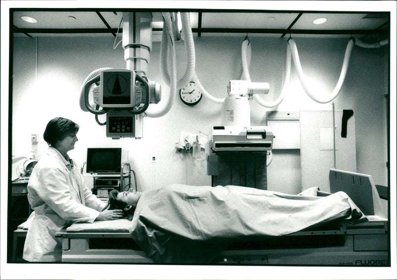 EALTHCARE APHIC MODEL - Vintage Photograph