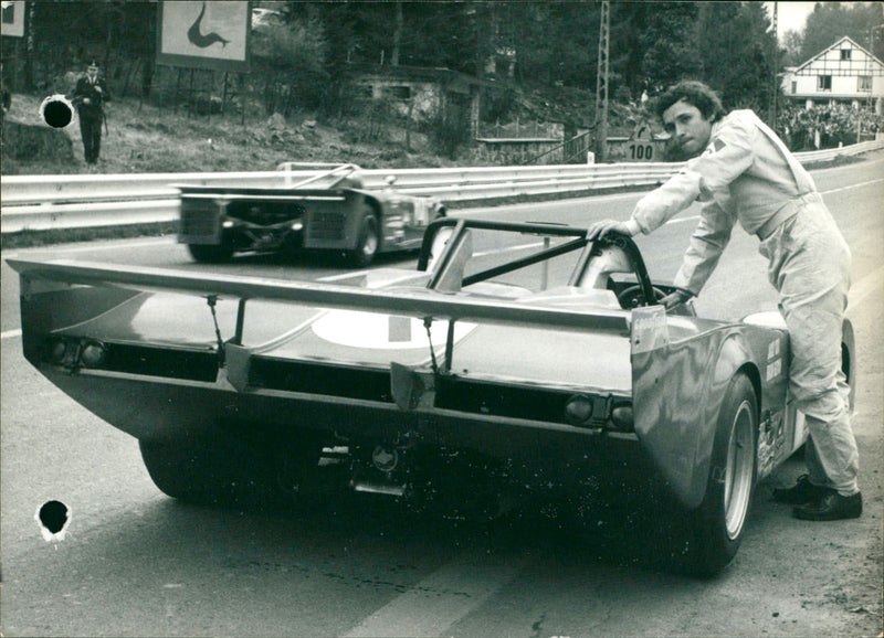1973 PILOTE CONTRAINT MACHINEATTENDANT ETE LES PIPE VOICI JACKIE AULOMOBI - Vintage Photograph