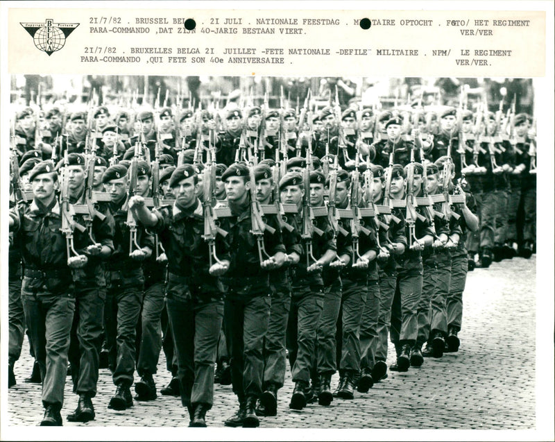 COPYRIE 21/7/82 . BRUSSEL BET 21 JULI NATIONALE FEESTDAG PARA - COMMANDO DAT ZIJ - Vintage Photograph