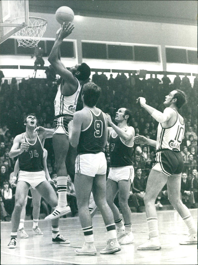 1972 BASKET BALL PLAYER DROITE VAN SIGNS LES DIEU BELGAFOTO WHI WHITE ROYAL - Vintage Photograph