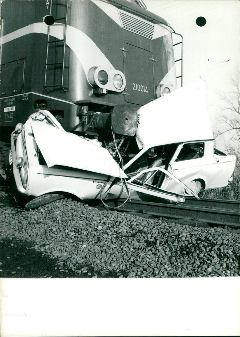 LEUZE PRICE ETE LES VOIR LOFFROYABLE VOICI ECHARPE MERREDI COURNAI - Vintage Photograph