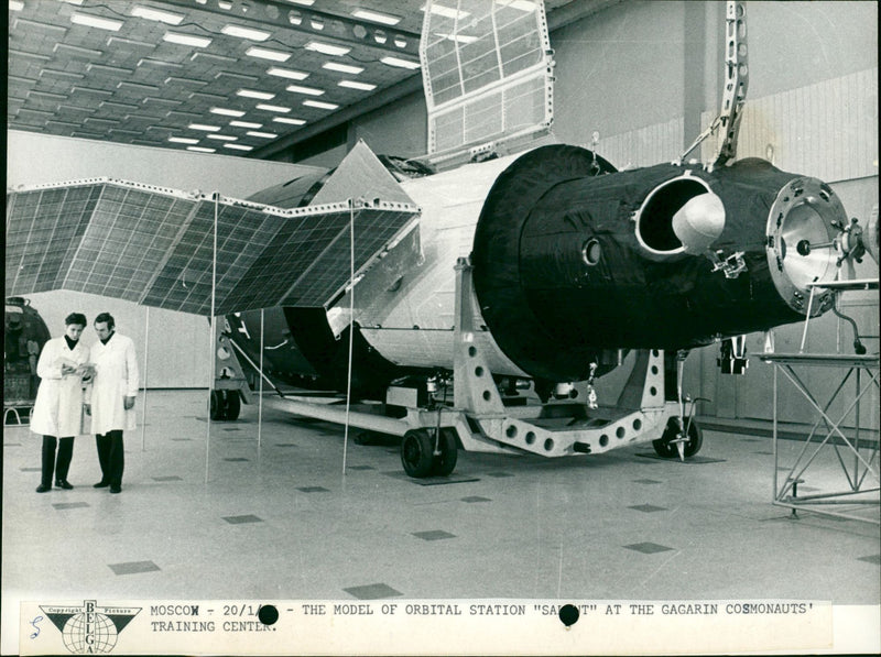 1975 JNVIER FOUR RIN USER KHRONIK STTION TSS SLIUT PHOTOKE PUSHKAREV MODEL - Vintage Photograph