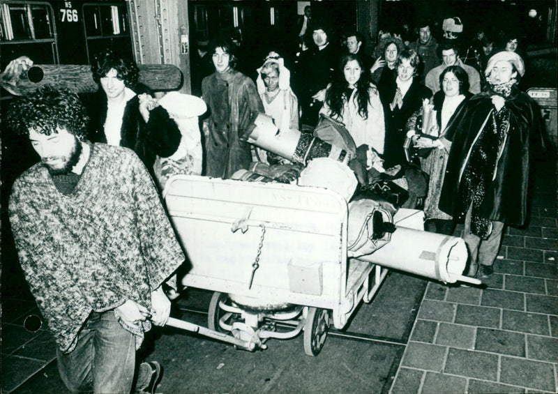LUGGAGES GARE AVEC VENDREDI GROUPE HIPPY MUSICAL CENTRALE EST GALAXY - Vintage Photograph
