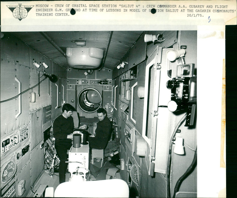 1975 JNVIER FOTOKHRONIKI SLIUT FLIGHT CENTER LESSONS COMMNDER PUSHKAREV MODEL - Vintage Photograph