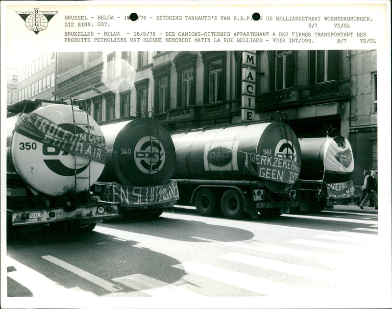 BRUSSEL BETOGING TANKAUTO'S VAN R.B.P. DE BELLIARDSTRAAT WOENS - Vintage Photograph