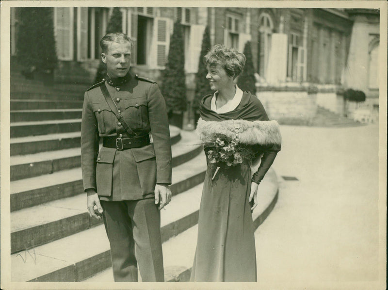 EARHATT TRAVERSE IERE AYANT AVITRICE CHATLES AMELIA AVEC PRINCE LATL - Vintage Photograph