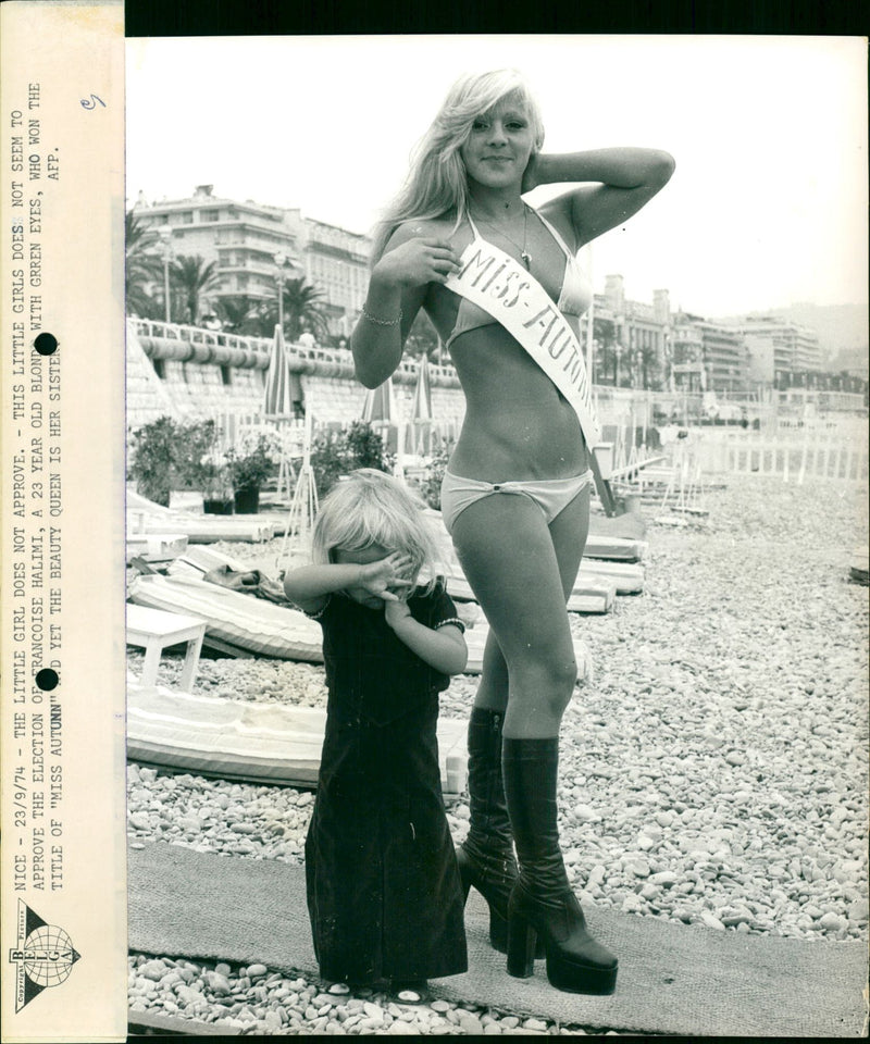 1974 SEPTEM SICE RUE QUE AGENCE PRESS AFP PARIS VIVIENNE SECOND FRANCE QUEEN - Vintage Photograph