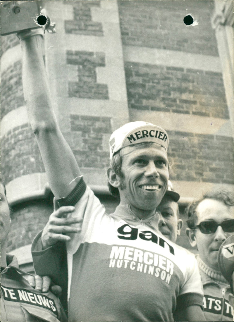1974 APRES HOSAN TOTO GAND GHENT AFTER CYCLISME BARN BARRY EXAGGER BELGIUM - Vintage Photograph