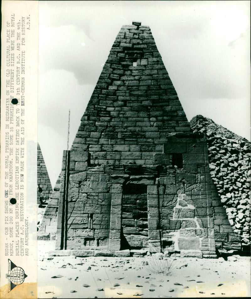 1979 CHAPELS CENTURY MANENTS SURARS WERS SACRIFICAL CAPITAL GERMAN ROYAL - Vintage Photograph