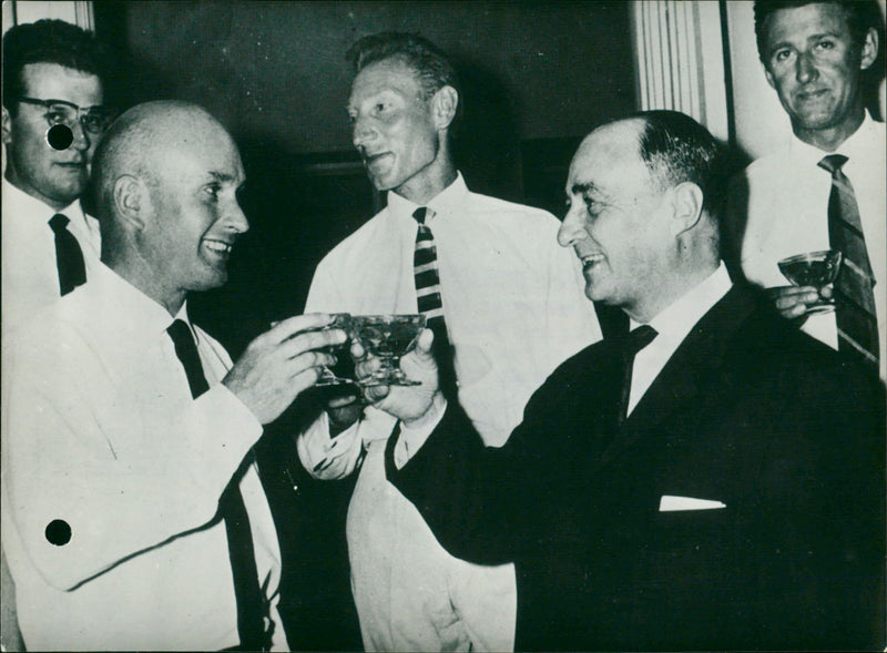 RECUS OFFICIALLEMENT EXPEDITION ETE DELHI VAINQUEURS LES PAUL JEAN FRANCE - Vintage Photograph