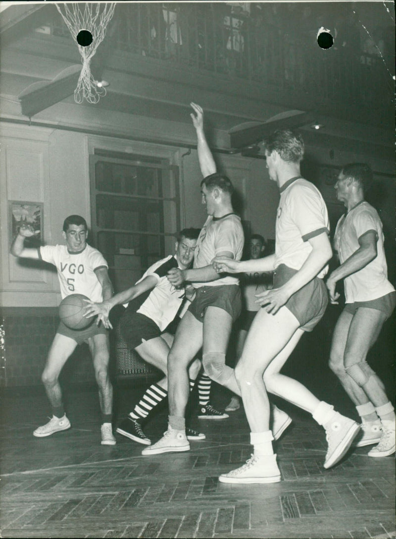 PAUVRS BASKET VAN WANDELEER QUATRE CANTER VOUSLSZ SITUATION JOLYT - Vintage Photograph