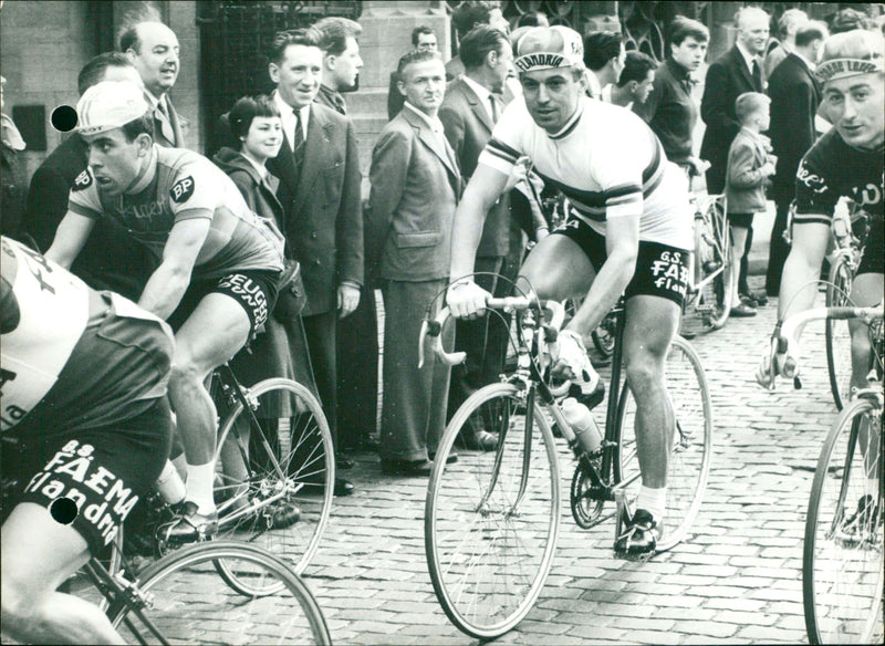 1962 TREMNE DROITE VAN FEUILLES LOOY CYCLISME DRIVERS LES VOICI SIGNATURE GRAND - Vintage Photograph