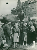 TANKISCES FLEURIR LES PRIS EST ZEN LIGNE POSITION NOTRE LONG BERLIN - Vintage Photograph