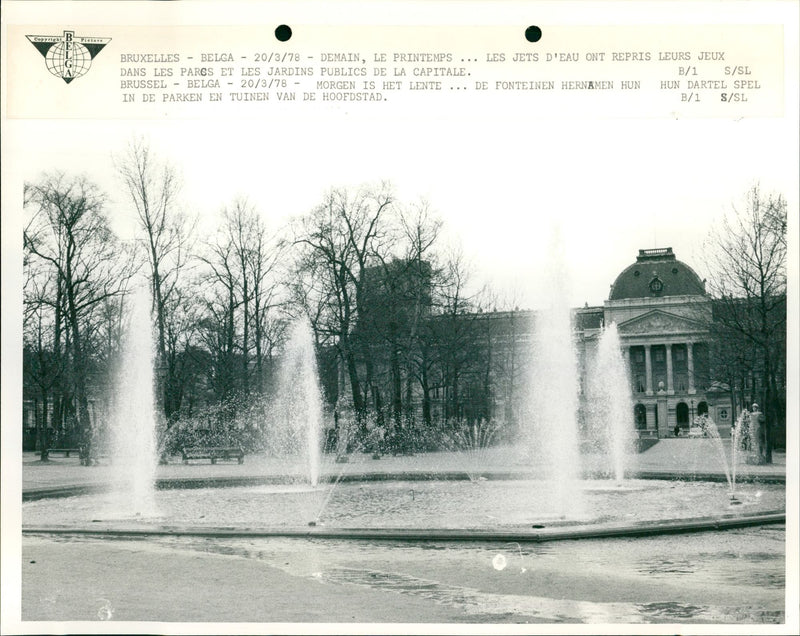 BRUXELLES /3/78 - DEMAIN , LE PRINTEMPS ... LES JETS D'EAU ONT REPRI - Vintage Photograph