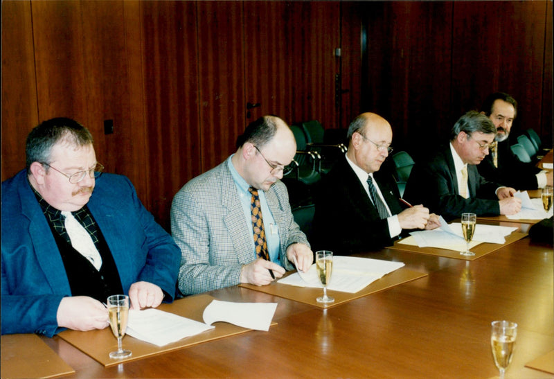 SIGNATURE COLLECTIVE AGREEMENT MNNNN MAROS TESSY HANSEN - Vintage Photograph