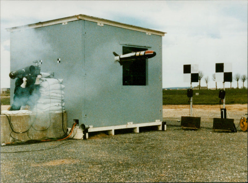 MAASVLAKTE OLIE TERMINAL ALLOWS LOAD ANTITANK MISSILE LOW NEARTANK SPEED - Vintage Photograph