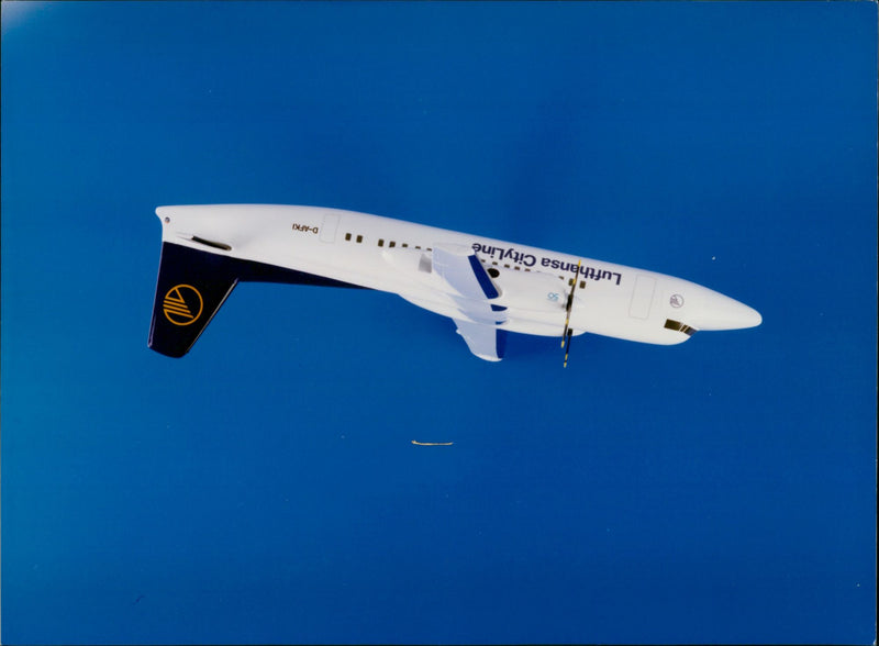 1992 DLT DEUTSCHE LUFTFAHRTGESELLSCHAFT MBH HOLZWEG BOX KRIFTEL MODEL - Vintage Photograph