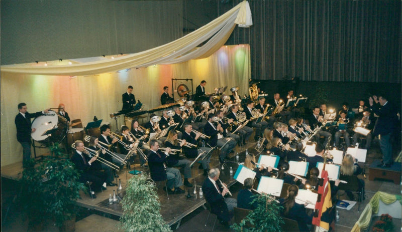MAASVLAKTE OLIE TERMINAL PAGE HELNDOUPS LEGEND YES DISEWISCOURT VOIC CONCERT - Vintage Photograph