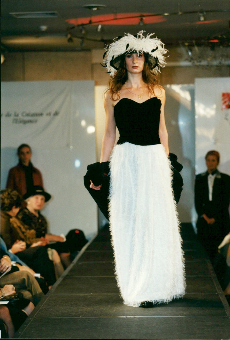 PRODUCT PAGE LEGEND YES BILCIG BUXEMBOURGEOIS MODENSCHAU SWALD ROYAL MODEL - Vintage Photograph