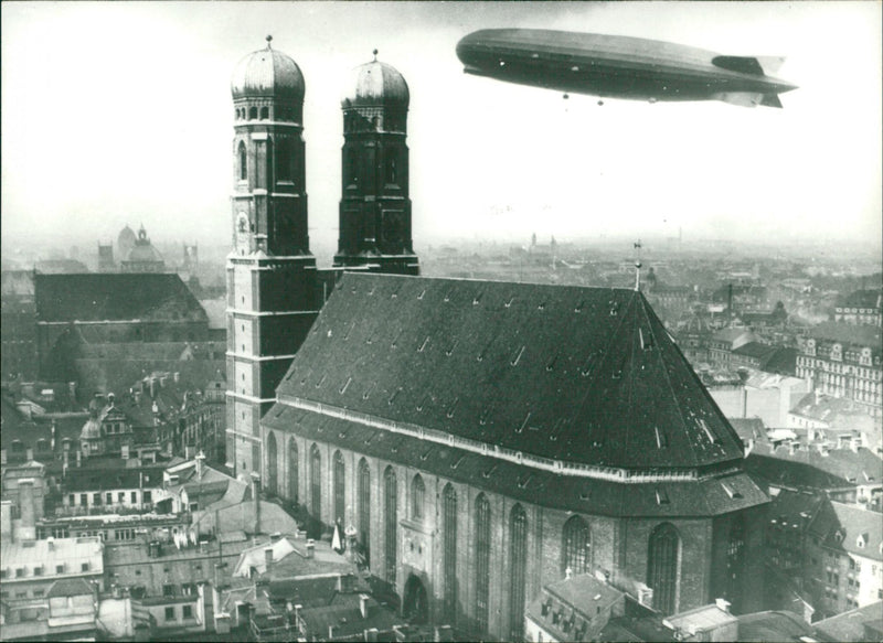 1978 AIRSHIP COUNT ZEPPELIN OVER WOMENS KIRK MUNICH GRAF PRESS - Vintage Photograph