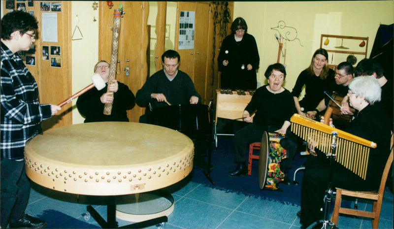 1993 HEADING TAKE PAGE NNNN ISSL CARITAS COLLAR CONTACT NUEH KANE QUADRI SUBJEC - Vintage Photograph