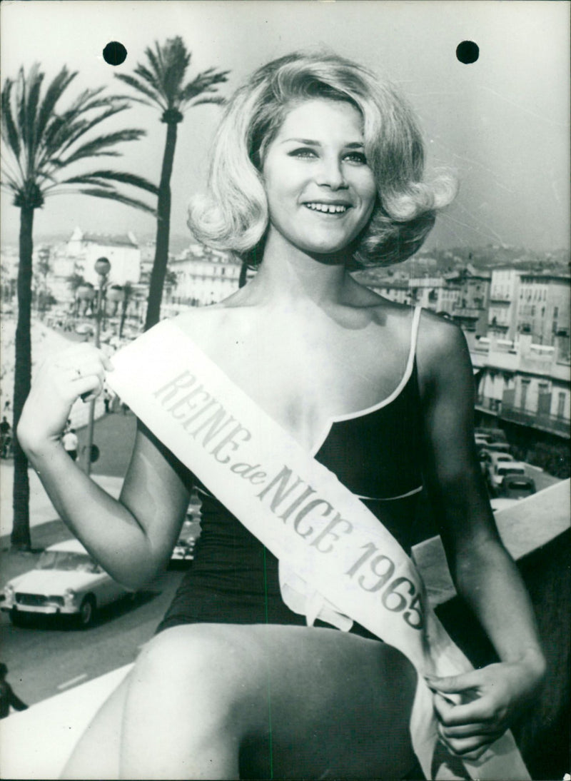 1965 MODEL HIPS ELECTED CHEST ARE WEIGHT MISS FOLLOWS COOOOOOOOOOO EYES QUEEN - Vintage Photograph
