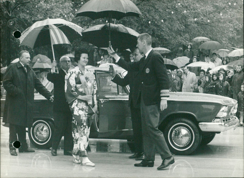 1965 MODEL BEAUTIFUL PRE BRUSSELS COMPETITION CARS HERE OLD RUE ROYALE TOOK BEL - Vintage Photograph
