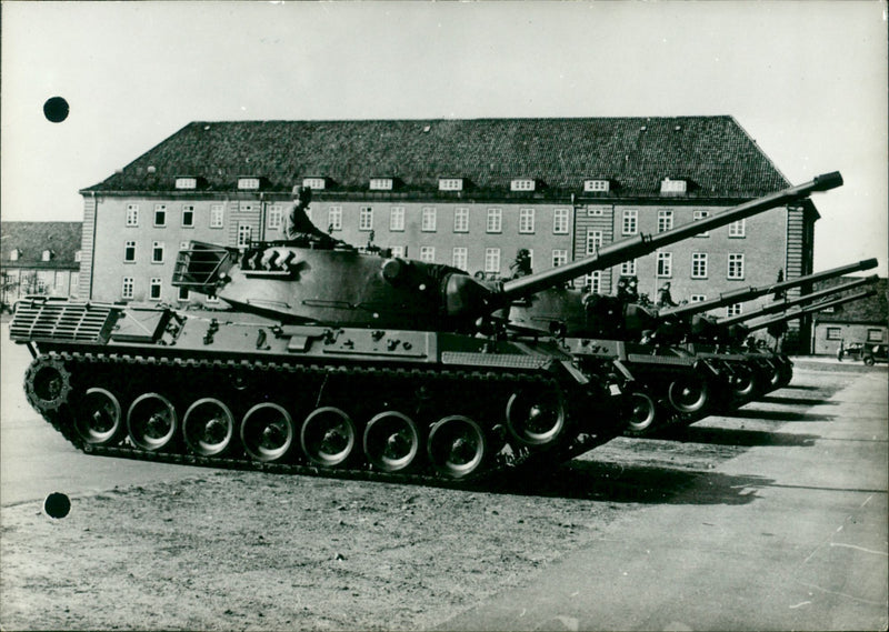 THESE WEAPON LAMB ARE ENE COMES TENK GERMANY DPA TOFT TON TANKS BACAL - Vintage Photograph