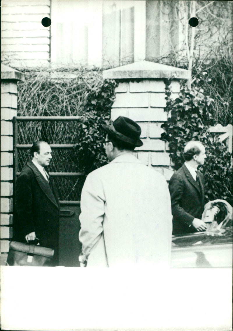 MODEL OUR BRUSSELS BAG JUDGE HOUR INTERVIEW COMMISSIONER AVCON SOLE SUE - Vintage Photograph