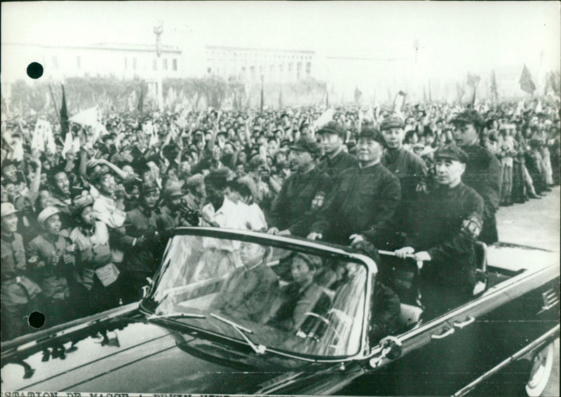 PASSES MAO DEKAR OUR ROUGE LEFT CROWD TSE GATHERED CENTER LIN AFP PRESIDENT - Vintage Photograph