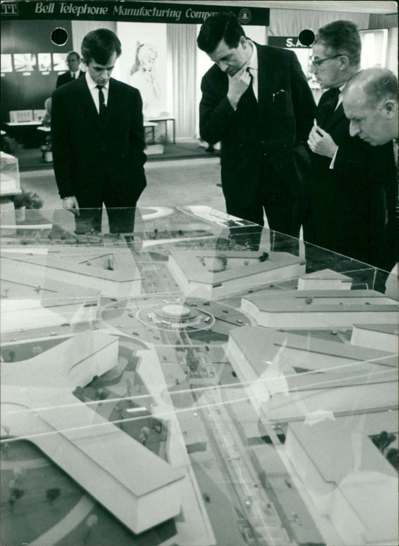 CENTRAL STATION MODEL RAINE ROAD SCHUMAN CURRENTLY OUR INTERNATIONAL - Vintage Photograph