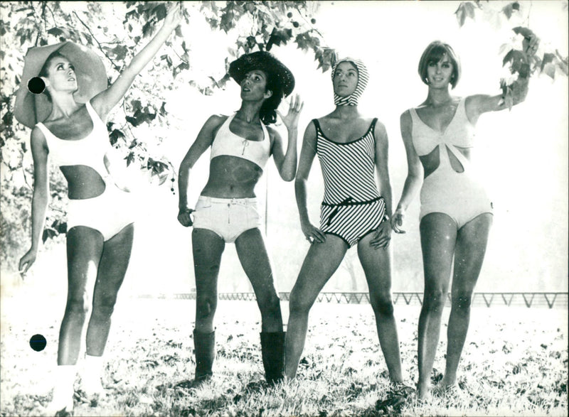 SUMMER NOMQUINS SUMMERS BEAUTIFUL MODELS UNDER COOOOOOOOOOOOO AUTUMN SUN - Vintage Photograph